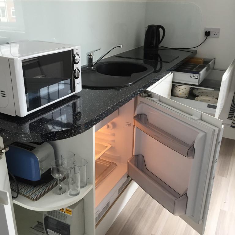 One Helena Road Serviced Apartments Саутси Номер фото