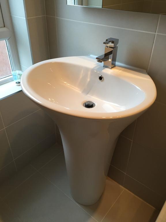 One Helena Road Serviced Apartments Саутси Номер фото